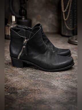 Stuart weitzman Black Leather Ankle Boots with Side Zip size 7.5